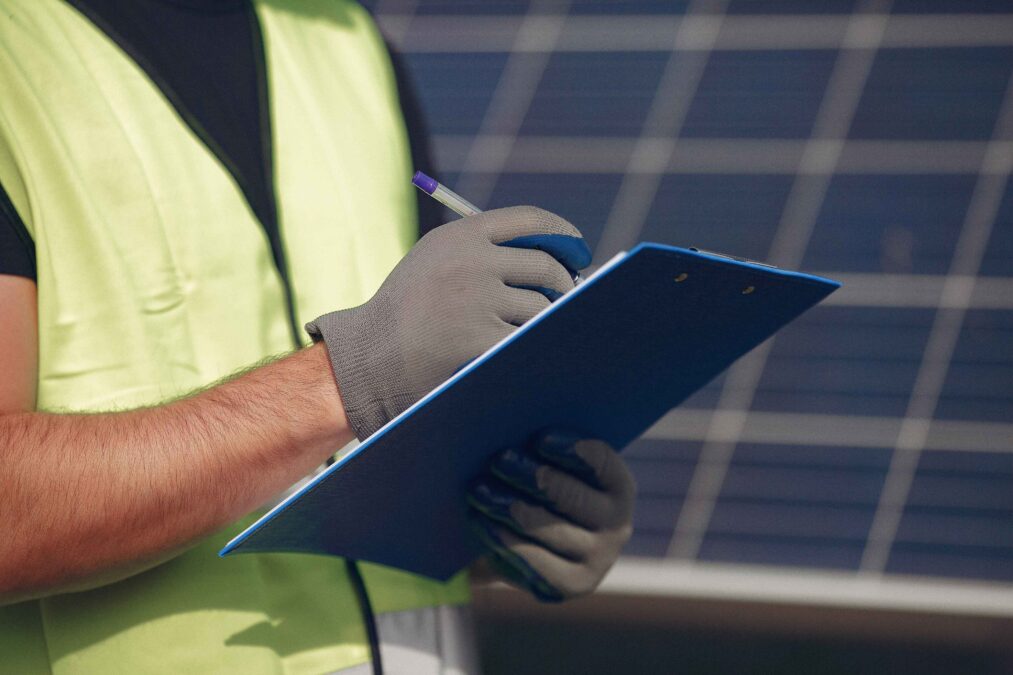 Comment Entretenir Vos Panneaux Solaires pour Maximiser leur Efficacité