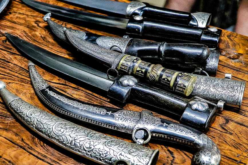 Saber Sword vs Damascus Sword: History, Craftsmanship, and Legacy
